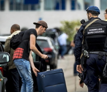 Alerta pe aeroportul din Amsterdam dupa "informatie" primita de autoritati. Sfaturile autoritatilor pentru pasageri Alerta pe aeroportul din Amsterdam dupa "informatie" primita de autoritati. Sfaturile autoritatilor pentru pasageri