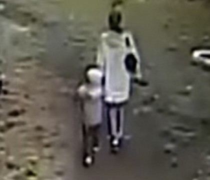 O mama din Rusia a fost strivita de un obiect de metal, in timp ce se plimba cu baietelul ei. Cum s-a intamplat totul O mama din Rusia a fost strivita de un obiect de metal, in timp ce se plimba cu baietelul ei. Cum s-a intamplat totul