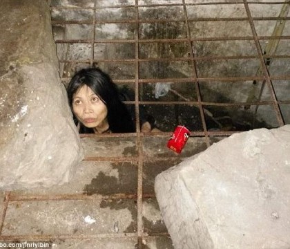 Caz uimitor in China. Motivul pentru care o femeie a fost inchisa de familie intr-o cusca - FOTO Caz uimitor in China. Motivul pentru care o femeie a fost inchisa de familie intr-o cusca - FOTO