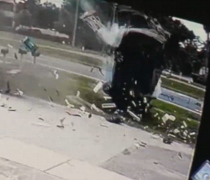 S-au rostogolit de cel putin 10 ori in aer, iar masina a fost facuta praf. Ce s-a intamplat cu soferul - VIDEO
