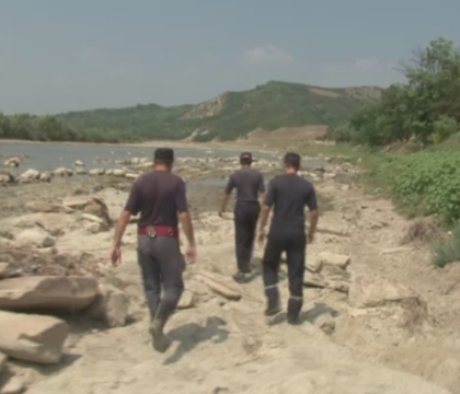 Tragedie din Bacau. A sarit in apele raului pentru a-si salva fetita de 10 ani, dar nu a mai putut iesi la suprafata Tragedie din Bacau. A sarit in apele raului pentru a-si salva fetita de 10 ani, dar nu a mai putut iesi la suprafata