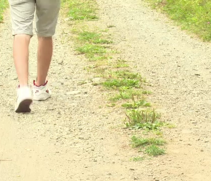 O femeie de 70 de ani a fost violata de stranepotul ei , in varsta de 20 de ani. De frica, vecinele s-au baricadat in case