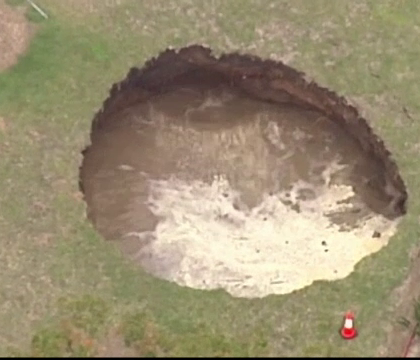 "Vecine, am sa-ti dau o veste buna! De astazi ai piscina in curte" Ce a aparut peste noapte in curtea unui australian "Vecine, am sa-ti dau o veste buna! De astazi ai piscina in curte" Ce a aparut peste noapte in curtea unui australian