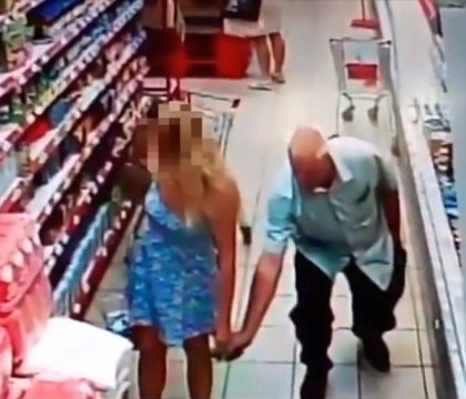 Barbat surprins in timp ce facea poze pe sub rochiile femeilor, intr-un supermarket. Ce a facut un agent de la securitate Barbat surprins in timp ce facea poze pe sub rochiile femeilor, intr-un supermarket. Ce a facut un agent de la securitate