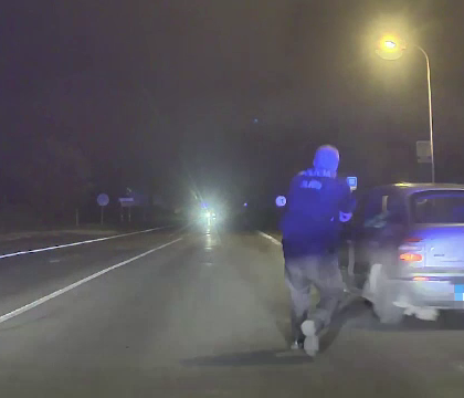 Politistii slovaci au tras 19 focuri de arma pentru a opri o masina suspecta. Pe cine au scos dinauntru dupa o cursa nebuna Politistii slovaci au tras 19 focuri de arma pentru a opri o masina suspecta. Pe cine au scos dinauntru dupa o cursa nebuna