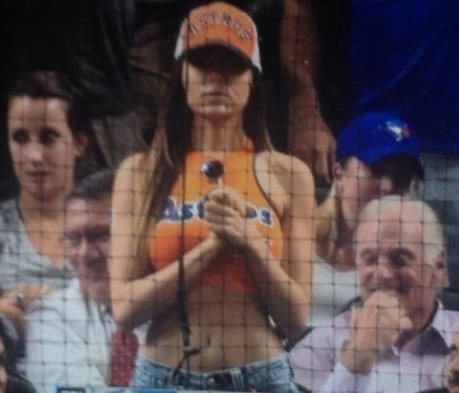 Un model american a atras privirile barbatilor la un meci de baseball. Cum a fost imbracata tanara Un model american a atras privirile barbatilor la un meci de baseball. Cum a fost imbracata tanara