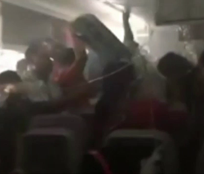 "Lasati bagajele si sariti!". Cum au fost evacuati in 45 de secunde cei 282 de pasageri ai avionului care a luat foc pe pista din Dubai "Lasati bagajele si sariti!". Cum au fost evacuati in 45 de secunde cei 282 de pasageri ai avionului care a luat foc pe pista din Dubai