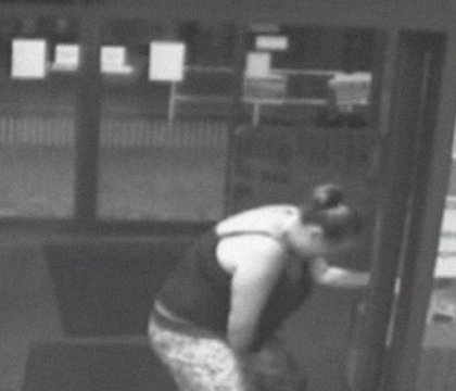 Momentul in care o gravida naste in holul spitalului, in timp ce sotul ei cauta un loc de parcare. VIDEO Momentul in care o gravida naste in holul spitalului, in timp ce sotul ei cauta un loc de parcare. VIDEO