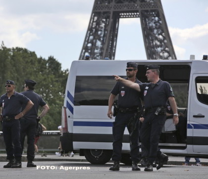 Clipe de groaza la Paris. Turnul Eiffel a fost evacuat DIN GRESEALA, dupa simularea unui atac terorist Clipe de groaza la Paris. Turnul Eiffel a fost evacuat DIN GRESEALA, dupa simularea unui atac terorist