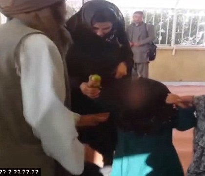 O fetita de sase ani a fost fortata sa se casatoreasca cu un barbat de 55 de ani. Ce a primit tatal ei la schimb. VIDEO O fetita de sase ani a fost fortata sa se casatoreasca cu un barbat de 55 de ani. Ce a primit tatal ei la schimb. VIDEO