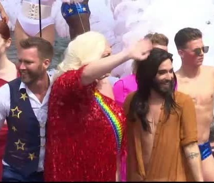 80 de barci pline cu gay au defilat prin Amsterdam. Intr-una din ambarcatiuni s-a aflat si Conchita Wurst 80 de barci pline cu gay au defilat prin Amsterdam. Intr-una din ambarcatiuni s-a aflat si Conchita Wurst