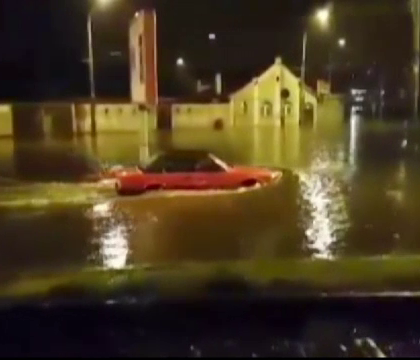 Brasovul, inundat duminica seara, dupa o rupere de nori. Solutia gasita de soferi pentru a-si salva masinile Brasovul, inundat duminica seara, dupa o rupere de nori. Solutia gasita de soferi pentru a-si salva masinile
