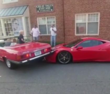 A lovit un Ferrari de 300.000 de dolari, incercand sa isi parcheze Mercedes-ul vintage. Reactia soferului pagubit - VIDEO
