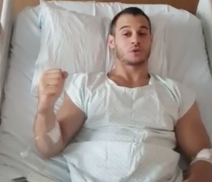 Gimnastul care si-a rupt piciorul la Jocurile Olimpice, scapat cu targa de medici. Mesajul transmis de pe patul de spital - VIDEO Gimnastul care si-a rupt piciorul la Jocurile Olimpice, scapat cu targa de medici. Mesajul transmis de pe patul de spital - VIDEO