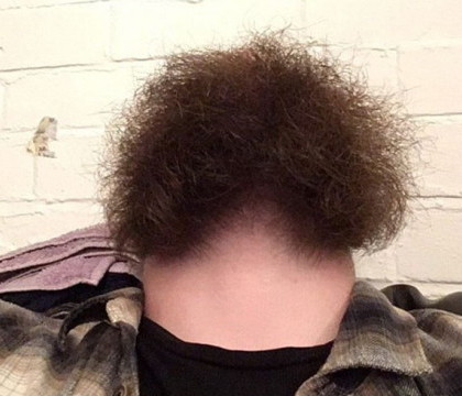 Trendul bizar care ia cu asalt retelele de socializare. Cum se pozeaza tot mai multi barbati. FOTO