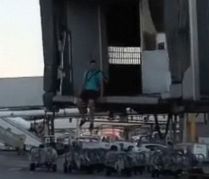 Un barbat a fost surprins cum fugea pe pista de decolare. Ce incerca sa faca acesta. VIDEO Un barbat a fost surprins cum fugea pe pista de decolare. Ce incerca sa faca acesta. VIDEO