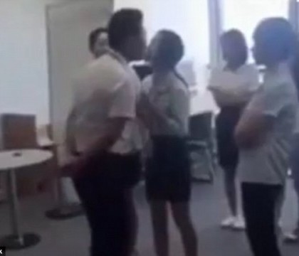 "Joc murdar" la o firma din China, intre sefi si angajati. Pixul care trebuie luat cu gura de la colegi si dat mai departe "Joc murdar" la o firma din China, intre sefi si angajati. Pixul care trebuie luat cu gura de la colegi si dat mai departe