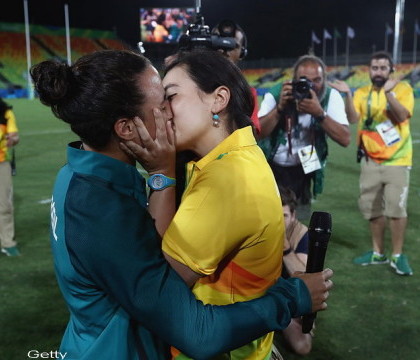 O jucatoare de rugby din Brazilia a fost ceruta in casatorie pe stadion de catre partenera. Scenele, surprinse de fotografi O jucatoare de rugby din Brazilia a fost ceruta in casatorie pe stadion de catre partenera. Scenele, surprinse de fotografi