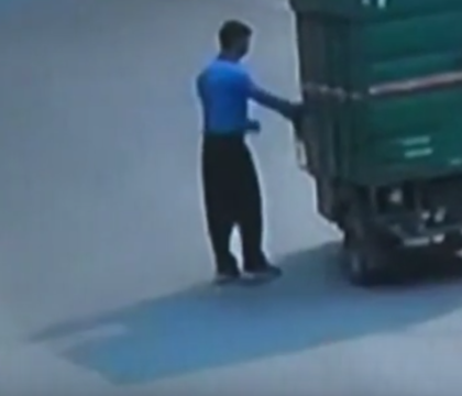 Un barbat este lovit in plin de un camion in New Delhi. Reactia soferului si a trecatorilor este halucinanta. VIDEO