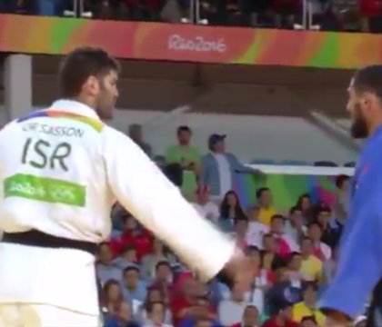 Gestul pentru care un judoka a fost huiduit de toata sala. Cum a reactionat cand adversarul sau i-a intins mana Gestul pentru care un judoka a fost huiduit de toata sala. Cum a reactionat cand adversarul sau i-a intins mana