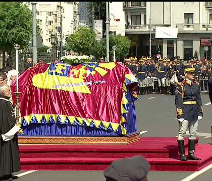Scene impresionante in Piata Palatului Regal. Momentul in care sicriul Reginei Ana a fost scos din Sala Tronului Scene impresionante in Piata Palatului Regal. Momentul in care sicriul Reginei Ana a fost scos din Sala Tronului