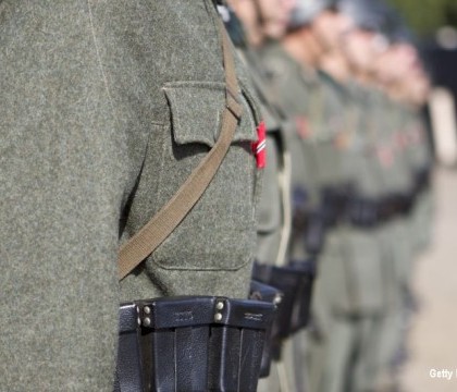 S-a imbracat in uniforma de nazist ca sa isi ceara iubita de nevasta. Cum a raspuns tanara de 19 ani S-a imbracat in uniforma de nazist ca sa isi ceara iubita de nevasta. Cum a raspuns tanara de 19 ani
