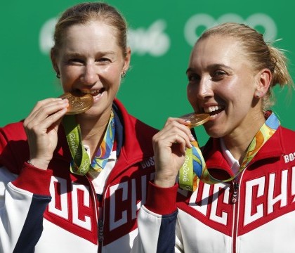 Motivul pentru care castigatorii de la Olimpiada musca din medalie. Explicatia din spatele gestului bizar facut de sportivi Motivul pentru care castigatorii de la Olimpiada musca din medalie. Explicatia din spatele gestului bizar facut de sportivi