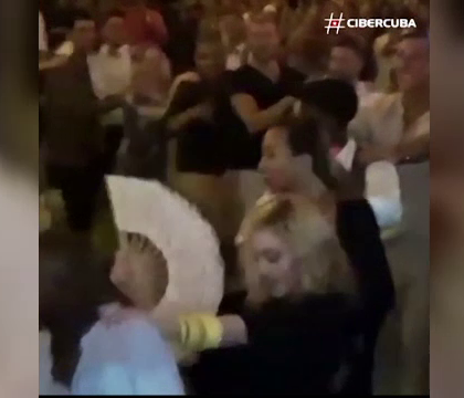 Madonna a sarbatorit implinirea a 58 de ani dansand pe mese in Cuba. Fanii au fost in extaz: "Este incredibil!"