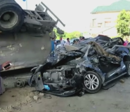 Accident dramatic in China. Ce s-a intamplat cu pasagerii unei masini peste care s-a rasturnat un TIR - VIDEO