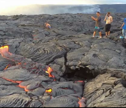 Zeci de turisti s-au apropiat de lava vulcanului care a erupt in Hawaii. Ce au observat cand au pasit pe rocile vulcanice Zeci de turisti s-au apropiat de lava vulcanului care a erupt in Hawaii. Ce au observat cand au pasit pe rocile vulcanice