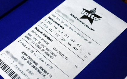 Un barbat din Anglia a aruncat la gunoi biletul de 2 milioane de euro la loto. Sotia l-a salvat