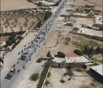 Imagini cu scuturile umane folosite de jihadistii ISIS pentru a scapa dintr-un oras asediat. "Nu am tras, doar am privit" Imagini cu scuturile umane folosite de jihadistii ISIS pentru a scapa dintr-un oras asediat. "Nu am tras, doar am privit"