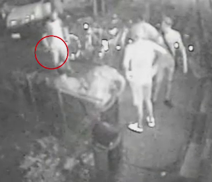 Barbatul care a amenitat cu arma mai multi studenti in fata unui camin din Bucuresti s-a predat si este audiat de politie Barbatul care a amenitat cu arma mai multi studenti in fata unui camin din Bucuresti s-a predat si este audiat de politie