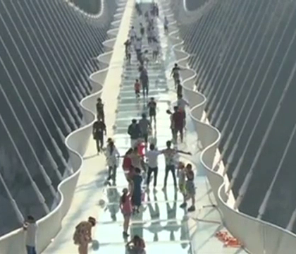 China a inaugurat cel mai lung pod de sticla din lume. Cum arata constructia "recordurilor" China a inaugurat cel mai lung pod de sticla din lume. Cum arata constructia "recordurilor"