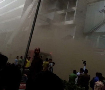 Incendiu devastator in cel mai mare mall din Bangladesh. Oamenii sunt prinsi in cladirea care inca arde