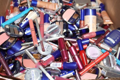 Cosmetice de brand, CONFISCATA la vama. Ce au gasit vamesii intr-un microbuz care transporta colete din Franta Cosmetice de brand, CONFISCATA la vama. Ce au gasit vamesii intr-un microbuz care transporta colete din Franta