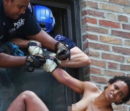 O femeie a incercat sa se sinucida si s-a aruncat goala de la etajul 5, in New York. Ce i-a salvat viata, in ultima clipa