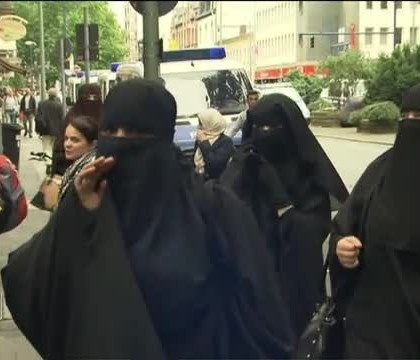 Germania a aprobat noua strategie de aparare. Valul islamic, interzis, mai multi bani pentru politie si armata obligatorie