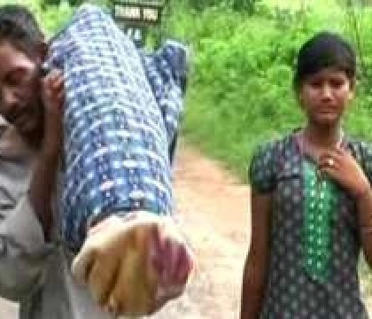 Motivul emotionant pentru care un indian a carat in spate, timp de 12 km, cadavrul sotiei sale. "Ce alta optiune aveam" Motivul emotionant pentru care un indian a carat in spate, timp de 12 km, cadavrul sotiei sale. "Ce alta optiune aveam"