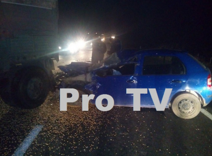 FOTO. Grav accident la Orhei: Un sofer s-a izbit violent cu masina intr-un camion care transporta cereale