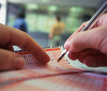 S-au casatorit, au castigat la loto, dupa care au decis sa divorteze. Cum i-a lovit "blestemul loteriei"