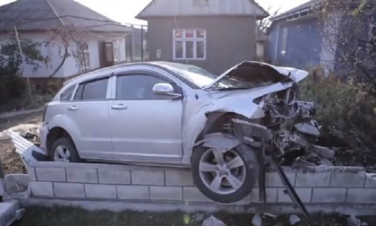 VIDEO. Accident la Falesti. Soferul unui CHRYSLER a intrat cu masina intr-un stalp dupa care s-a urcat la propriu pe ...un gard