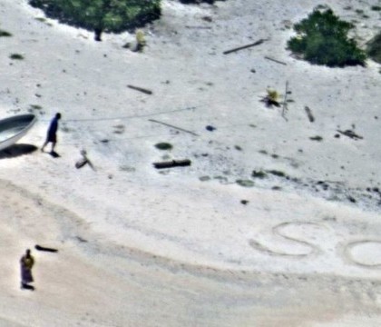 Doi americani, salvati dupa ce au naufragiat pe o insula pustie. Au supravietuit o saptamana doar cu proviziile din barca