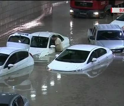 Inundatii in capitala Turciei. Mai multe masini au ramas blocate intr-un pasaj din Ankara, dupa o ploaie puternica