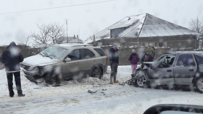 Grav accident in Orhei. Doua masini au fost facute zob in urma impactului violent - FOTO