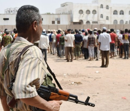 Atentat sinucigas produs la un centru de recrutare al armatei din Yemen: cel putin 40 de morti si 60 de raniti Atentat sinucigas produs la un centru de recrutare al armatei din Yemen: cel putin 40 de morti si 60 de raniti