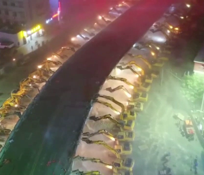 Metoda prin care chinezii au reusit sa darame un pasaj intreg intr-o singura noapte. Au avut nevoie de 116 excavatoare