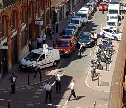 Politista injunghiata in gat in fata unei sectii de politie din Toulouse. Motivul pentru care a fost atacata
