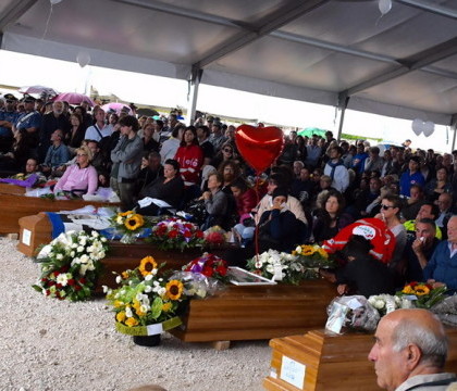 Momente grele in Amatrice, la funeraliile pentru victimele seismului. Rudele nu s-au dezlipit de sicriele celor dragi Momente grele in Amatrice, la funeraliile pentru victimele seismului. Rudele nu s-au dezlipit de sicriele celor dragi