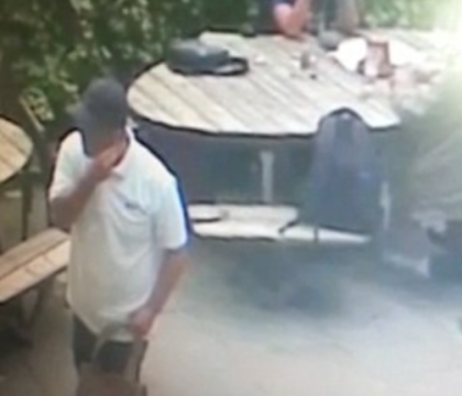 Metoda prin care 2 hoti au fuart un rucsac plin cu bijuterii in valoare de 35.000 de lire. Totul a fost filmat. VIDEO